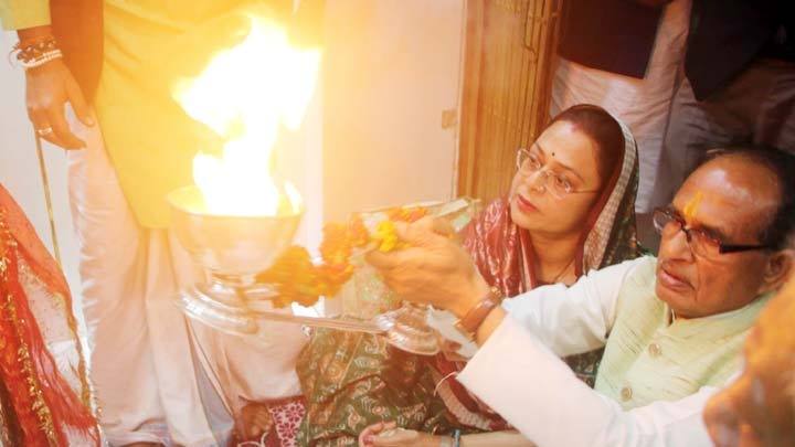 मुख्यमंत्री श्री चौहान ने सपत्नीक मैहर में माँ शारदा जी के दर्शन कर पूजा-अर्चन की